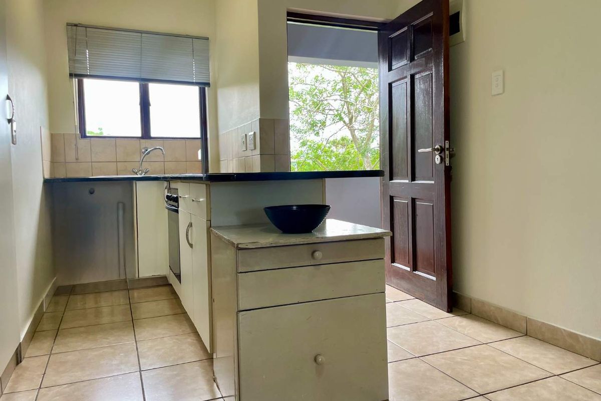 Top Floor 2 Bedroom apartment in Sheffield Beach - Photo 4