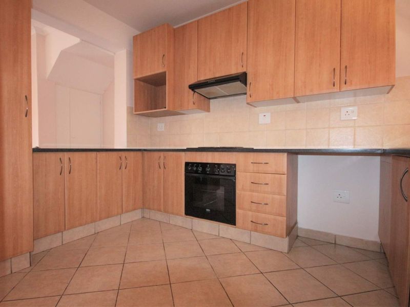 2 Bedroom / 2.5 Bathroom / 1 Garage – Load-Shedding Free Area! - Photo 5