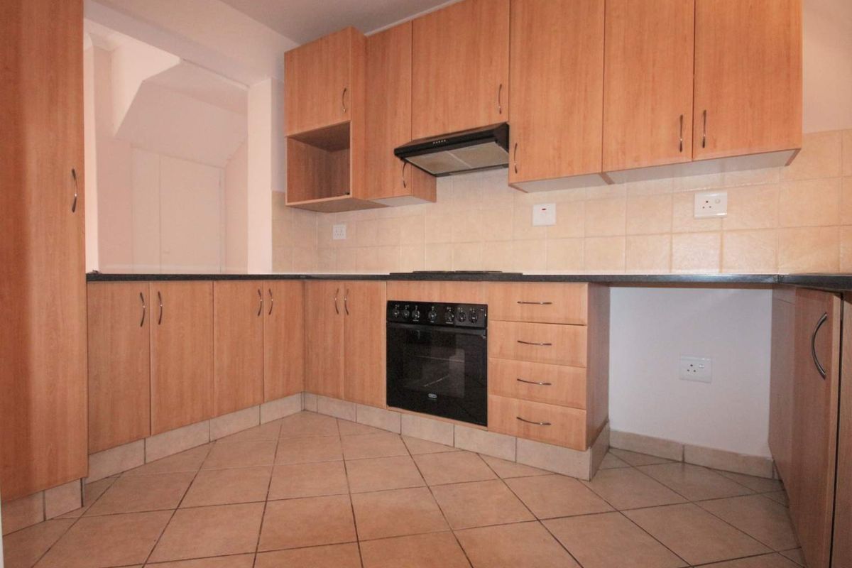 2 Bedroom / 2.5 Bathroom / 1 Garage – Load-Shedding Free Area! - Photo 5