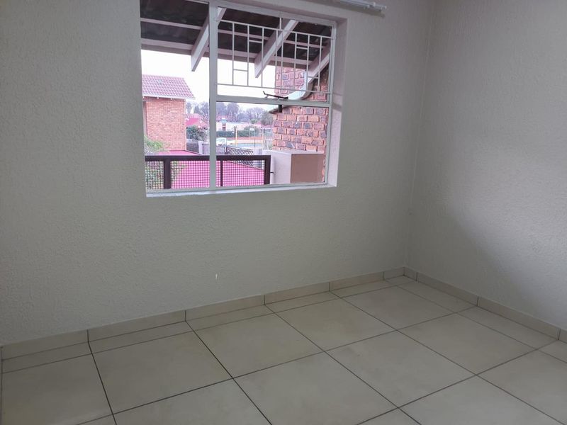 2 Bedroom first floor, with spacious/private balcony in great Complex - Photo 10