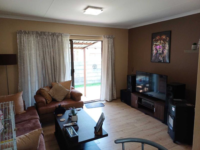 Spacious 2 Bedroom unit in Florida Glen - Photo 3