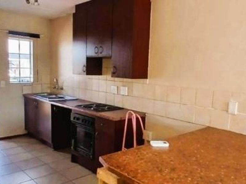 Well Maintained 2 Bedroom Apartment - Photo 3