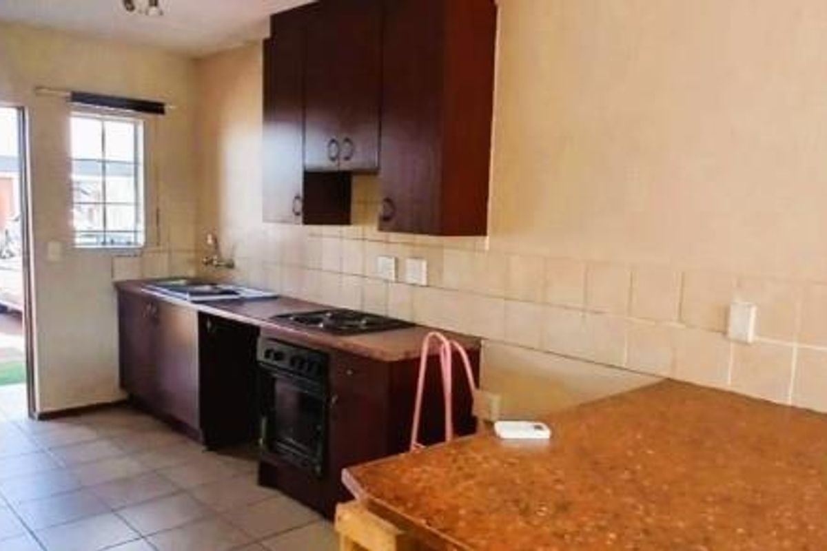 Well Maintained 2 Bedroom Apartment - Photo 3