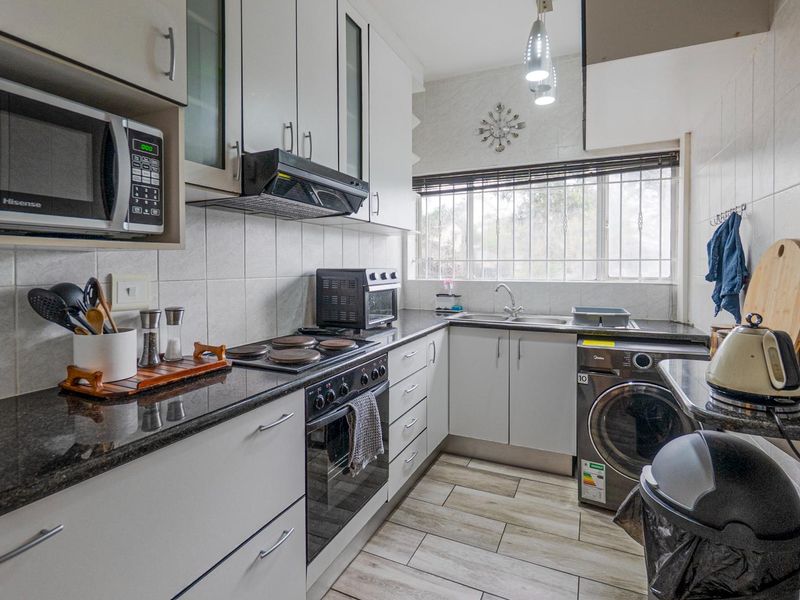 Spacious with distant sea views - Photo 6