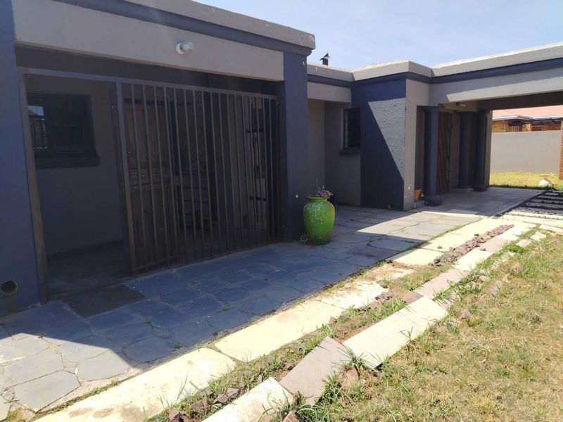 A ready to move in house - Photo 3