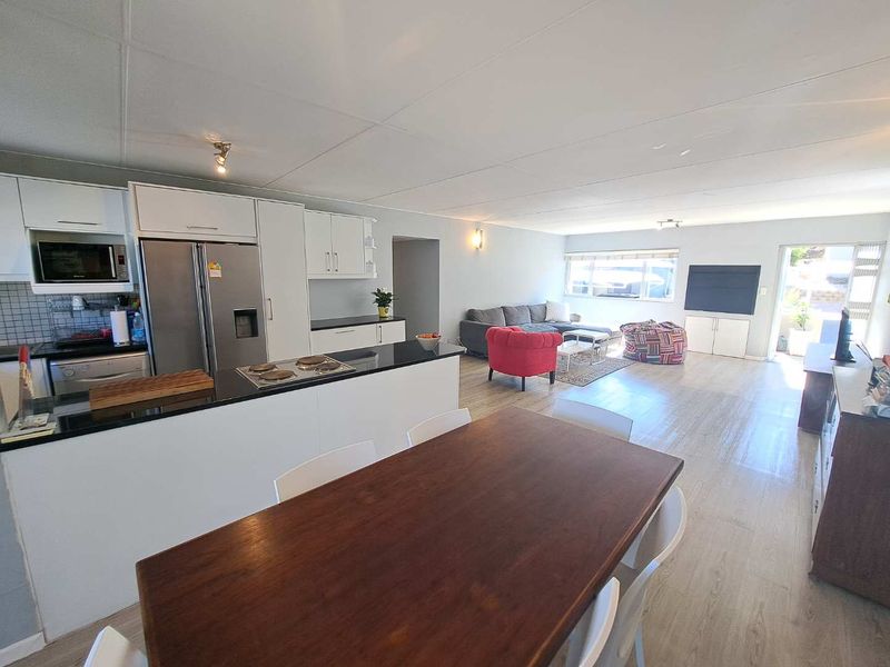 SUPER SOLE MANDATE – HOT PROPERTY IN KLEIN WINDHOEK! - Photo 9