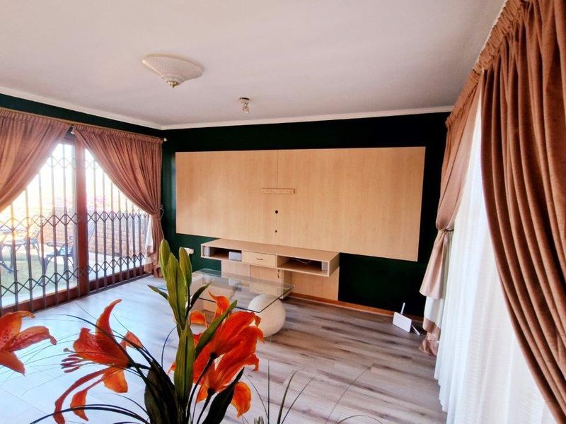 DON'T MISS OUT ON THIS AMAZING FAMILY HOME!!! - Photo 7