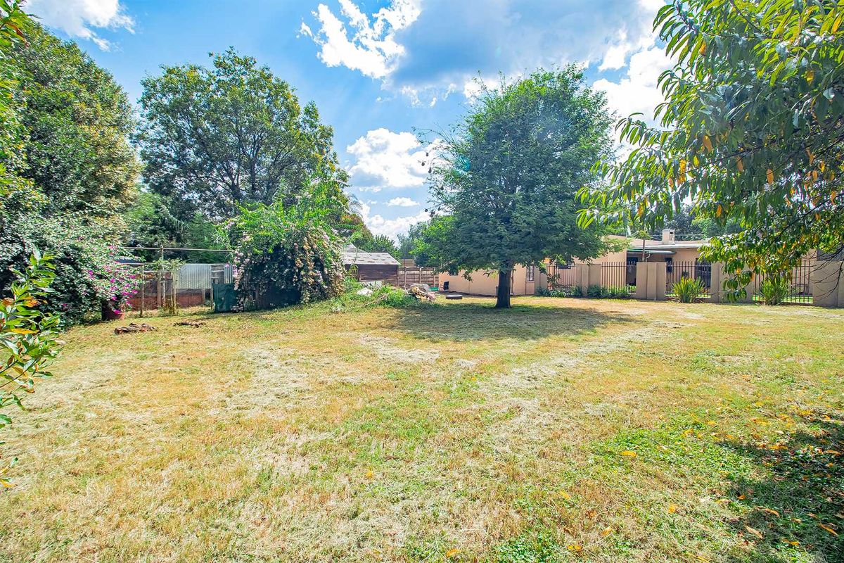 Amazing Sized Stand- in a great street!!!! - Photo 2