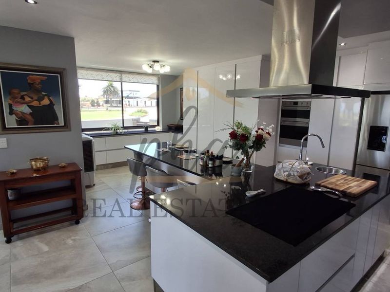 Two Double-Storey Houses with a separate flat on one erf - Registered in a CC - Photo 7