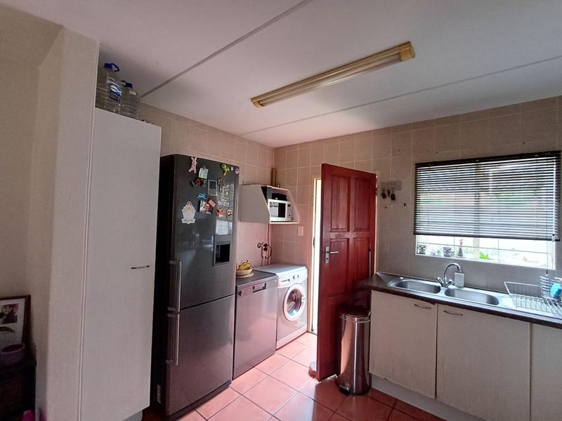 Charming Pet-Friendly Duplex with Enclosed Garden - Photo 4