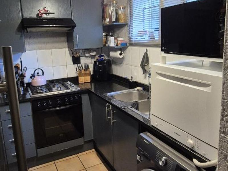 Ground floor modern two bedroom townhouse in Winchester Hills - Photo 7