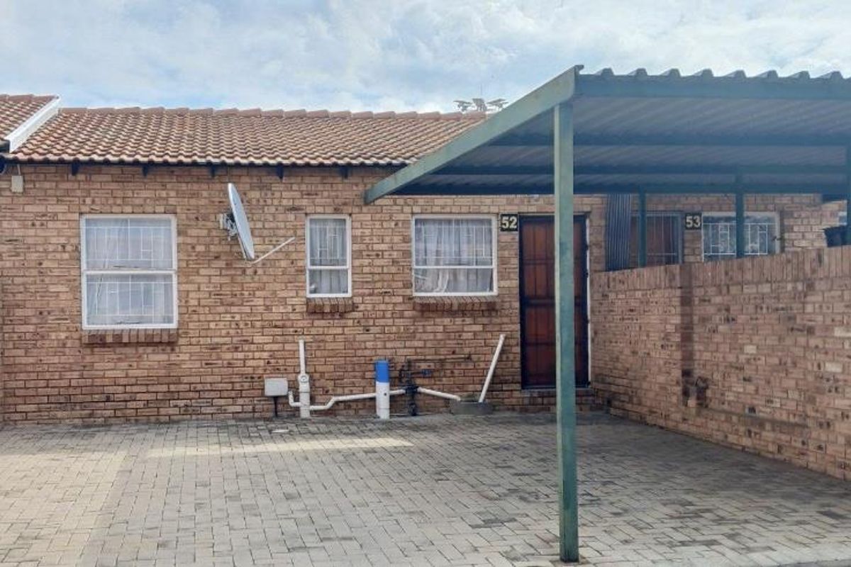 SECURED TOWNHOUSE - Photo 2