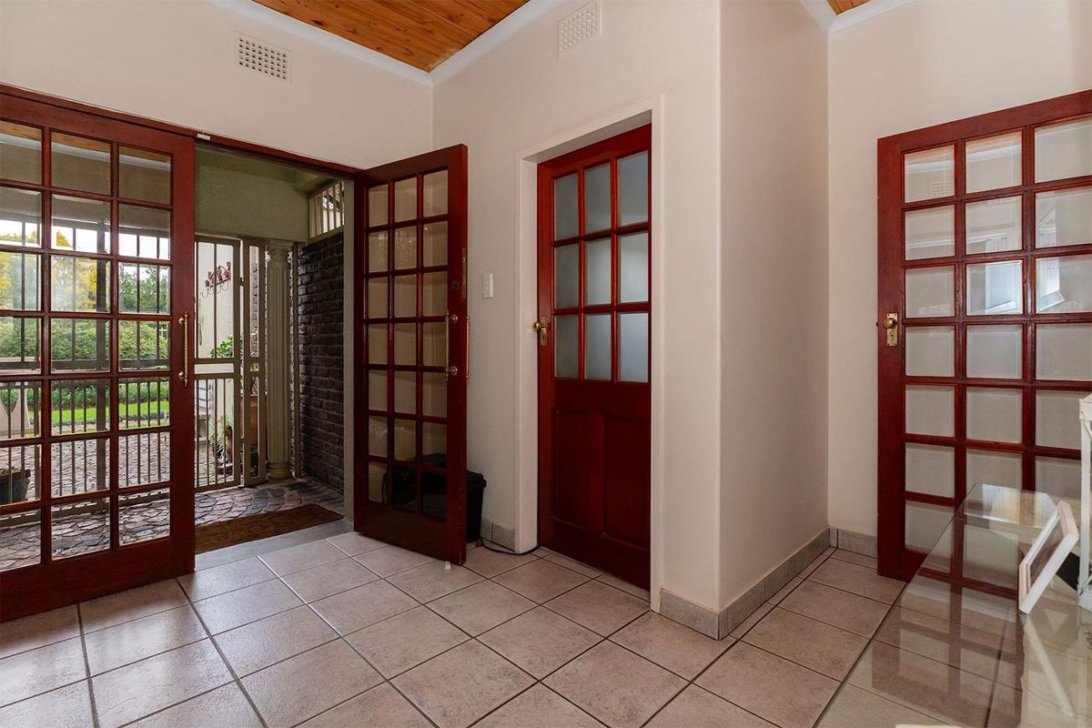 Spacious 3-bedroom family home in Kempton Park Ext 4 on a large 1115sqm stand. - Photo 5