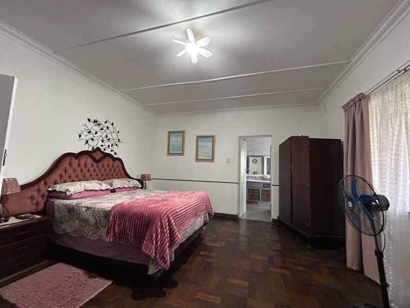 Comfort & Convenience: Large 5-Bedroom Home with Cottage - Photo 9
