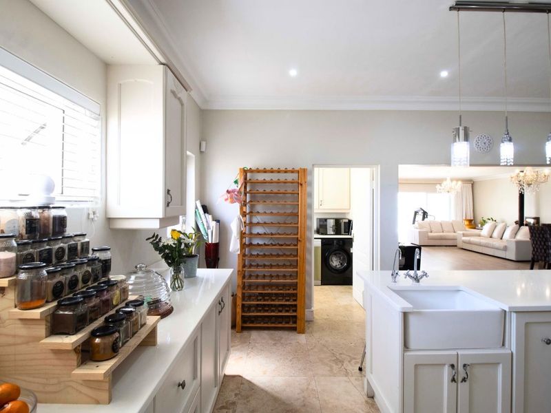 Where Ocean Views Meet Timeless Elegance - Photo 8