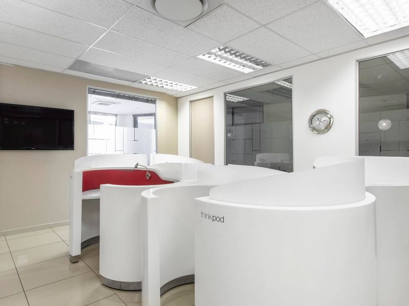 Private office space for 3 persons in Regus Southdowns Ridge Office Park. - Photo 6