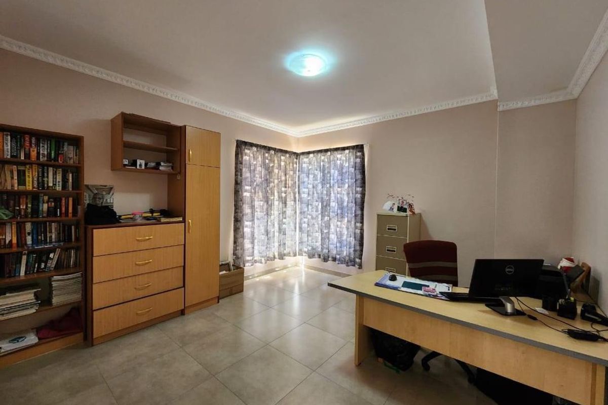 Modern Well-sized 5 Bedroom Home for Sale in Auasblick - Photo 4