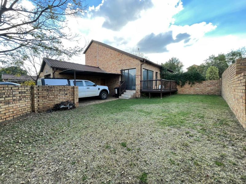 BEAUTIFUL DUPLEX FOR SALE IN ROOIHUISKRAAL NORTH!! - Photo 1