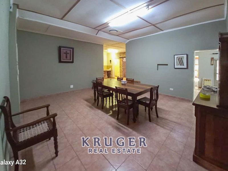 Spacious family home with FLATS situated close to town! - Photo 5