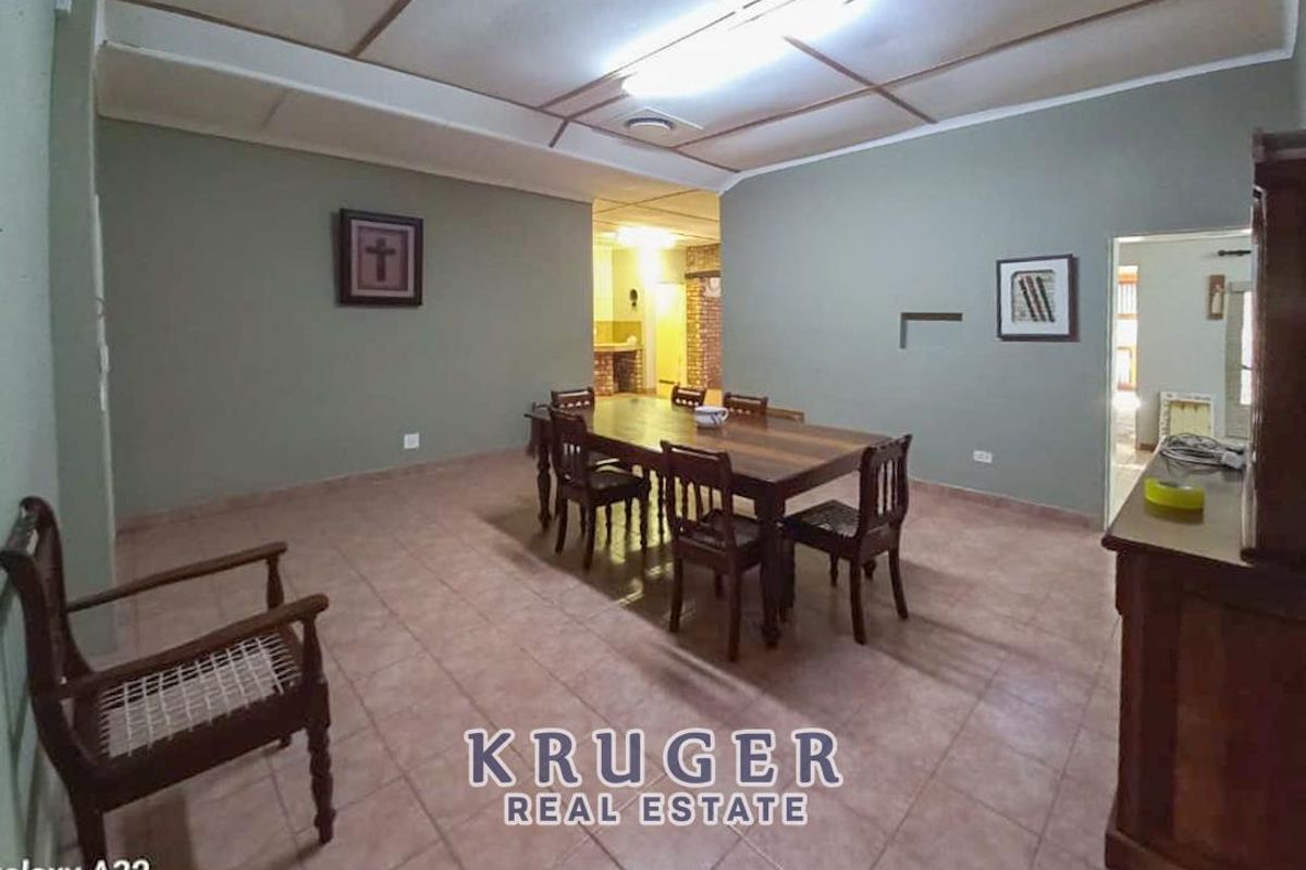 Spacious family home with FLATS situated close to town! - Photo 5