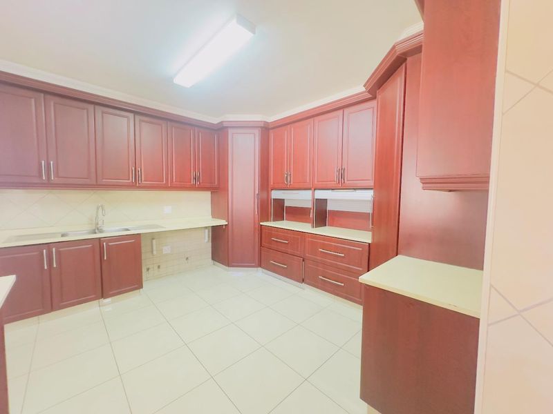 5 Bedroom House for Sale in Blue Valley Golf Estate - Photo 7