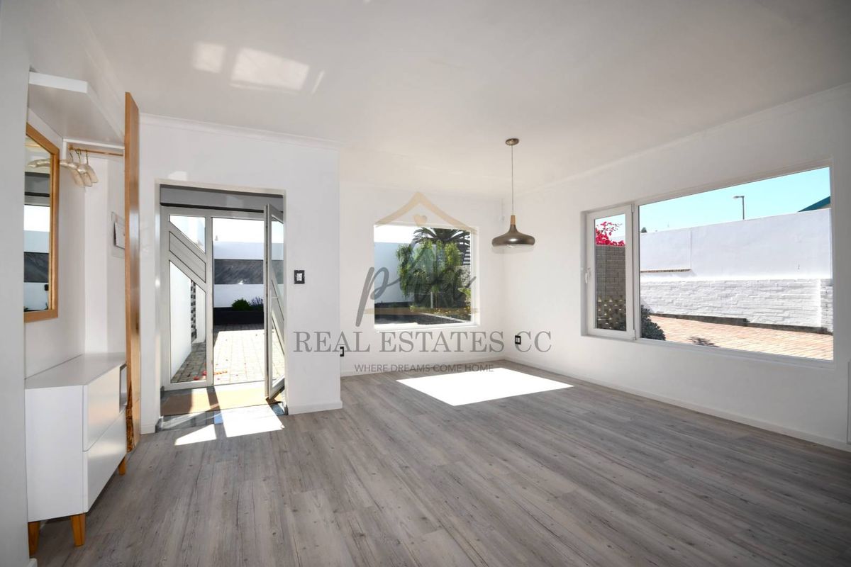 Immaculate Home with Bonus Bangalow - Photo 3