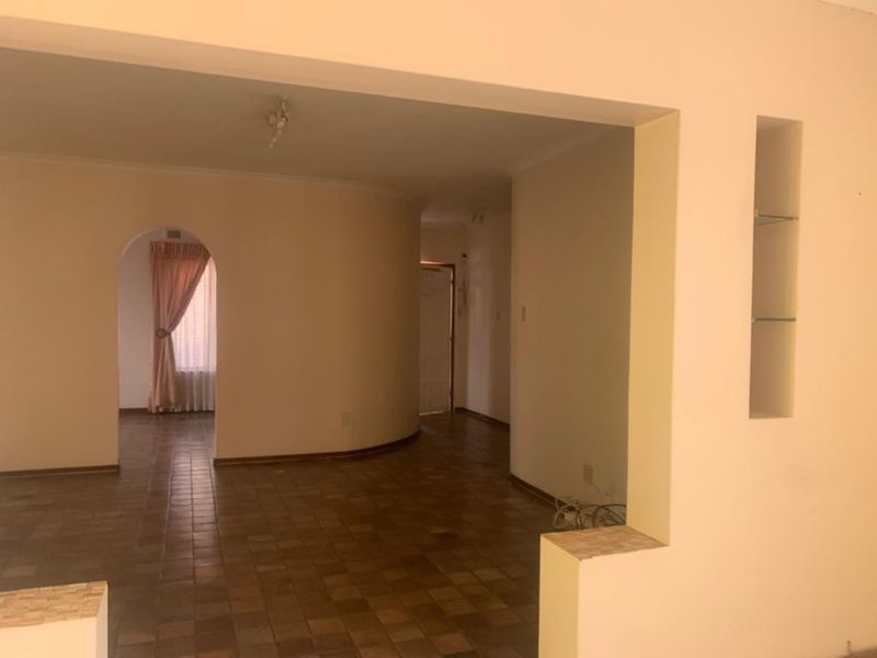 Eleven Bedrooms house to Let in Reservoir Hills ???? - Photo 10