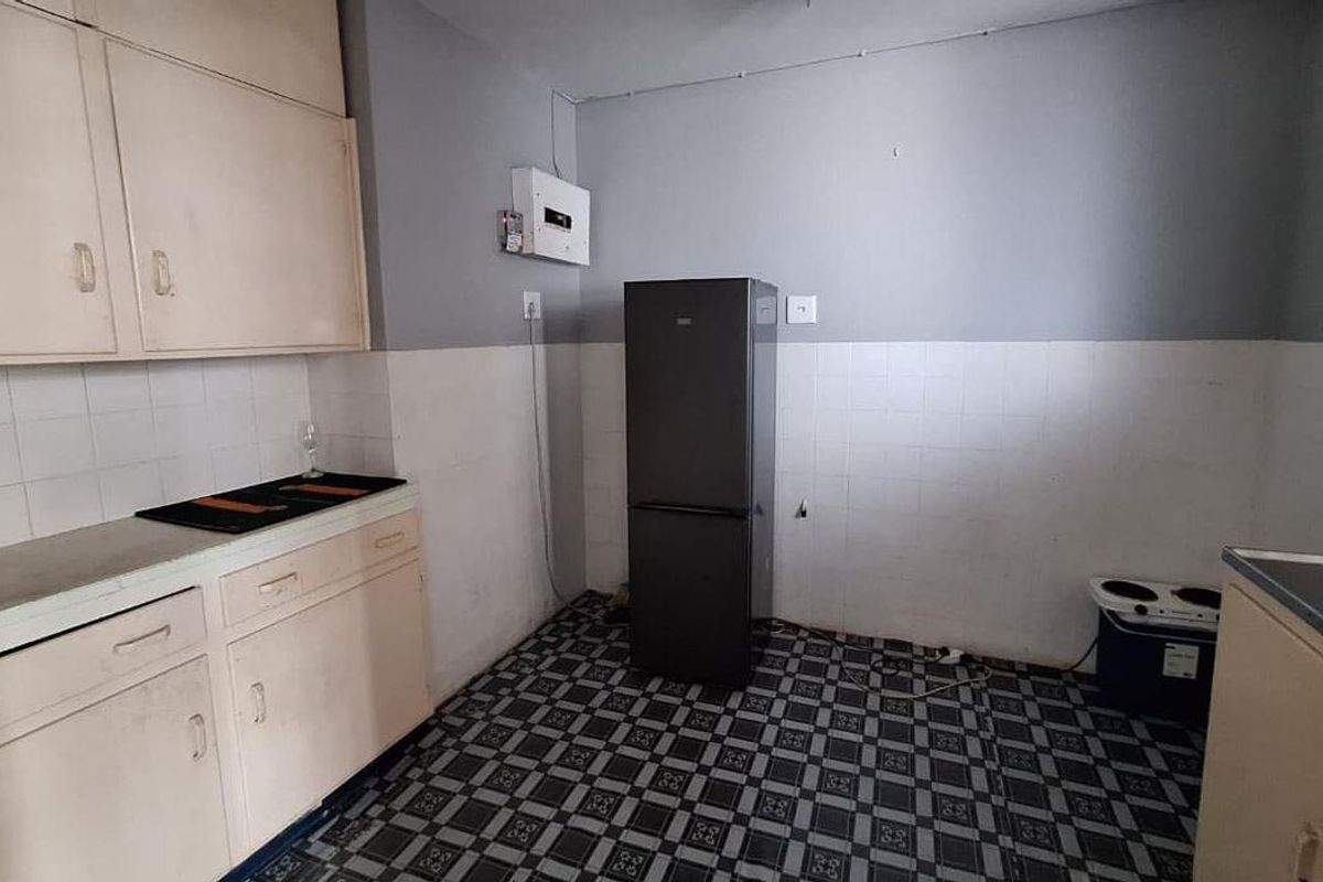 A bachelor flat for sale in South Beach. Unit is perfectly positioned on the upper floors &the apartment offers street views stretching across the Durban Beach! - Photo 3
