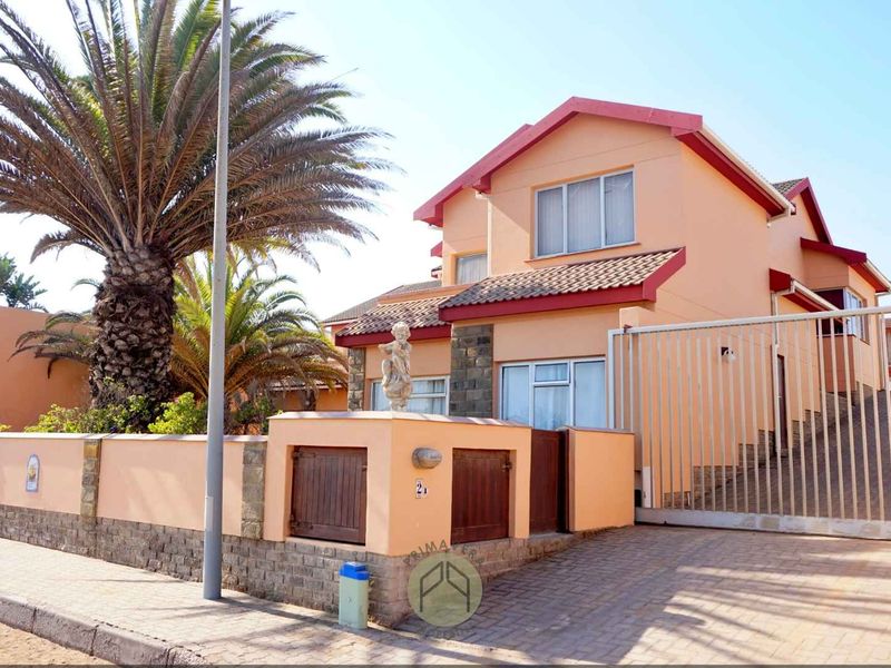 6 Bedroom Double-Storey House WITH TWO FLATS For Sale in Hage Heights, Swakopmund - Photo 3