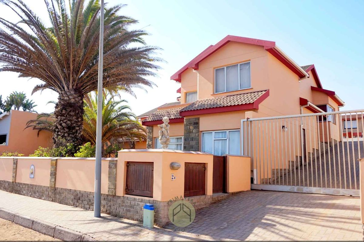 6 Bedroom Double-Storey House WITH TWO FLATS For Sale in Hage Heights, Swakopmund - Photo 3
