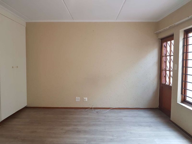 Sunny North-Facing Top Floor Apartment! - Photo 7