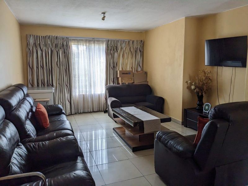 Cute Primrose Townhouse: Secure, Solar-Powered Living Perfect for First-Time Buyers! - Photo 4