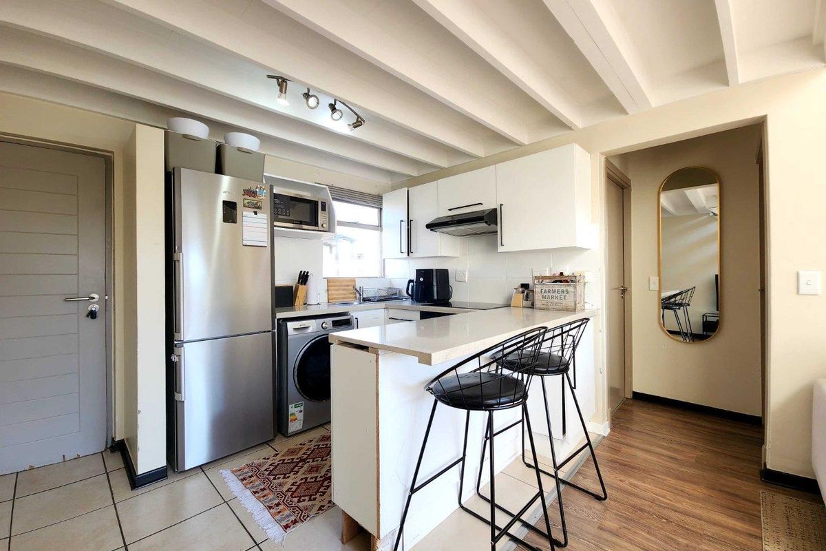 Modern 1-Bedroom Loft Apartment with Double Balcony & Scenic Views – Lonehill Versatile Loft | Prime Location - Photo 3