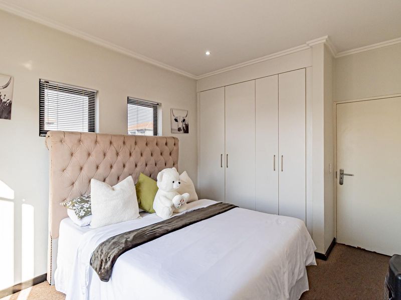Stylish Corner Loft Apartment in a Sought After Estate - Photo 3