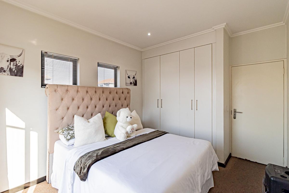 Stylish Corner Loft Apartment in a Sought After Estate - Photo 3