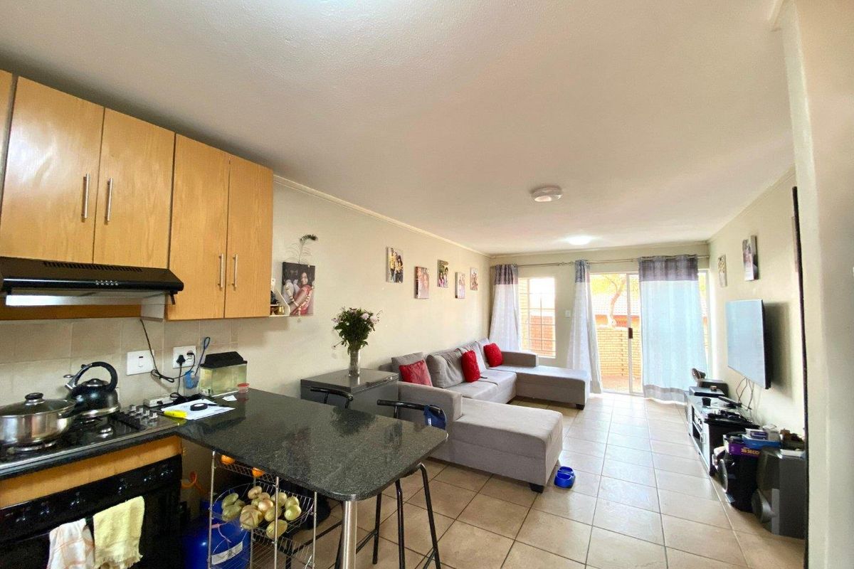 Beautiful newly painted simplex - Photo 3