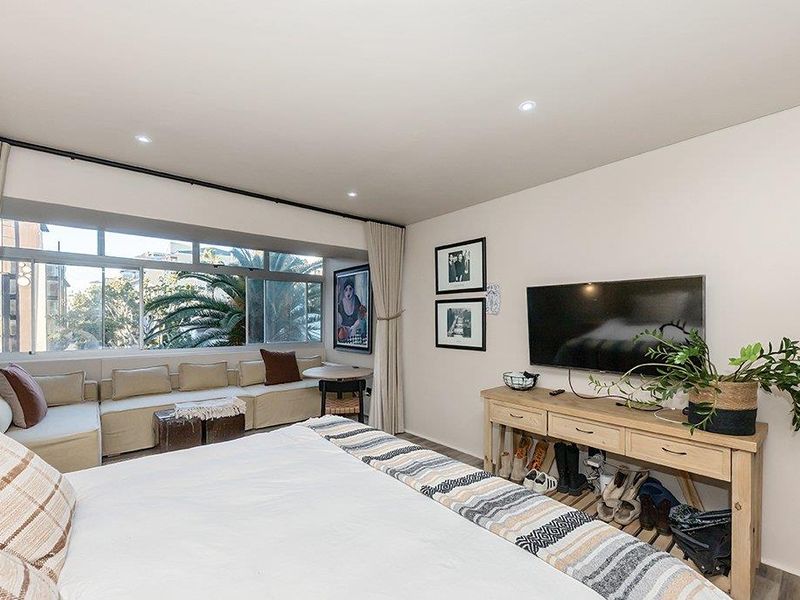 Fully furnished, luxury beachfront studio with parking - Photo 2