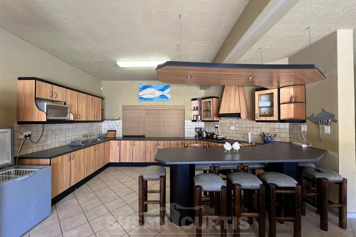 House with a spacious yard - Photo 3
