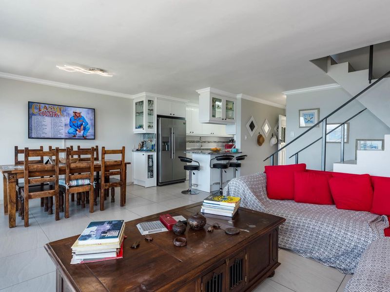 5 Bedrooms  2,5 bathrooms 1 garage, 20m to beach Sea Views - Photo 5