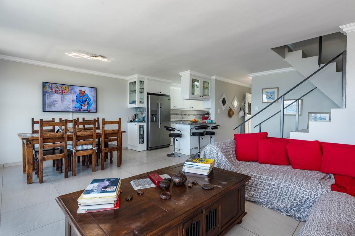 5 Bedrooms  2,5 bathrooms 1 garage, 20m to beach Sea Views - Photo 5