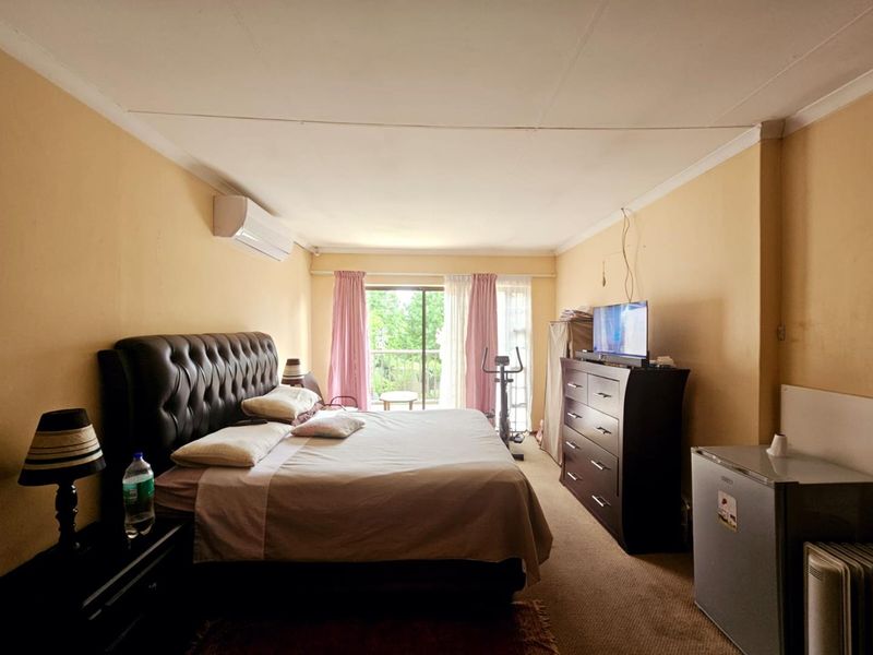 Double-Storey Delight with Pool & Perfect for Parties! - Photo 9