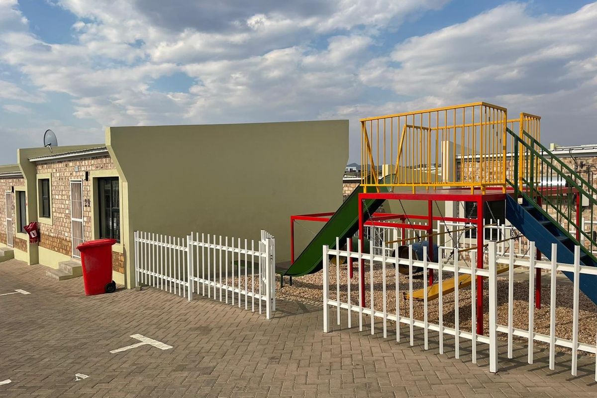 OCLE GROUND FLOOR 2 BEDROOM APARTMENT FOR SALE IN OTJOMUISE EXT. 3 - Photo 2