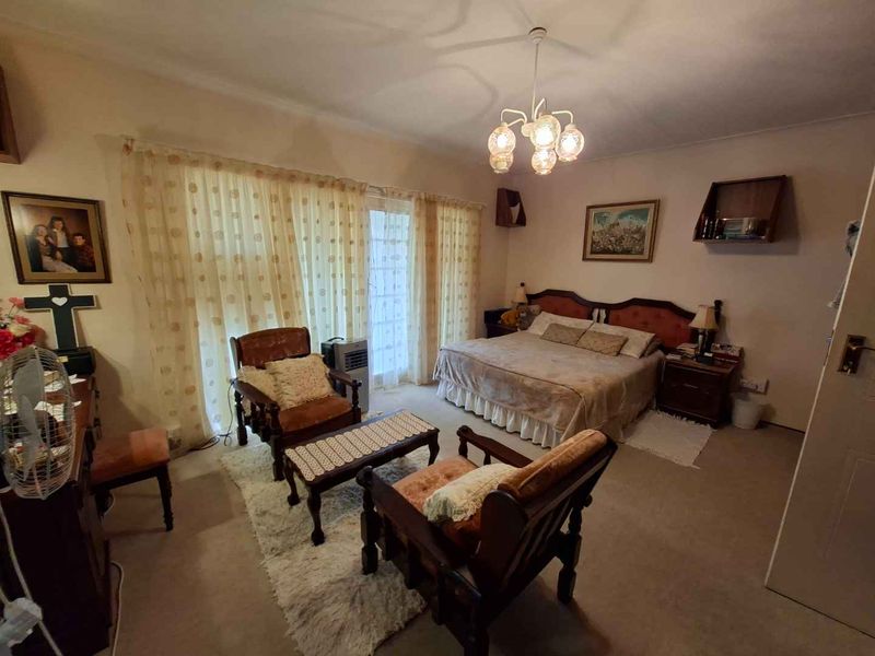 "Income Potential: 4-Bedroom Home + Three Flats!" - Photo 9