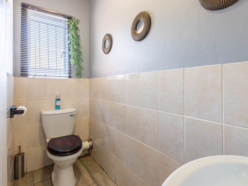 Newly listed 2 bed 1.5 bath duplex. Wilgeheuwel - Photo 7