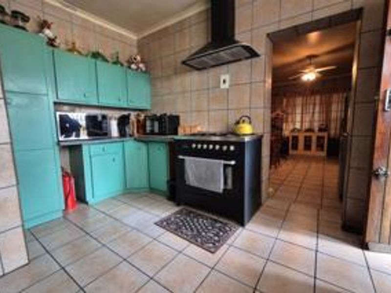 Spacious 3-Bedroom Family Home with Private 2-Bedroom Flatlet - Photo 10