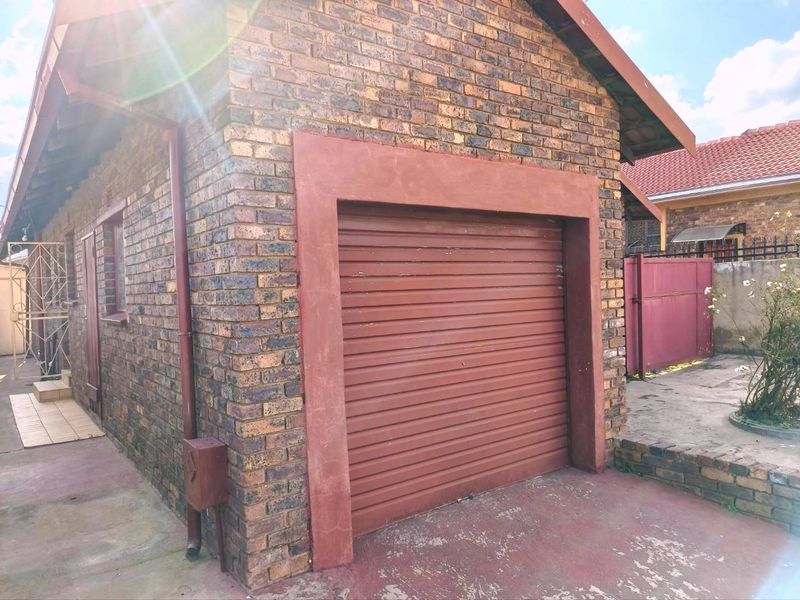 Exceptional Family Home for Sale in Ratanda, Heidelberg  Discover outstanding value and comfortable family living in the heart of Ratanda, Heidelberg. - Photo 5