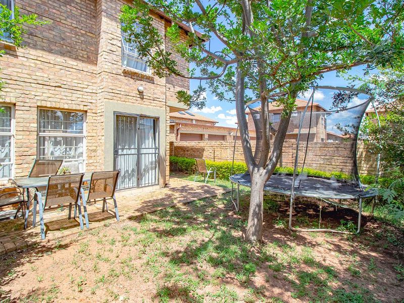 Three Bedroom townhouse in Annlin - Photo 3