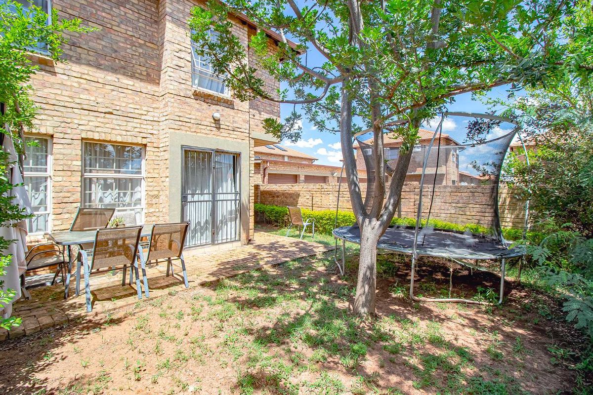 Three Bedroom townhouse in Annlin - Photo 3