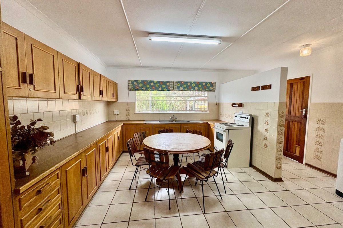 Well-located, well-kept family home with flat. - Photo 5