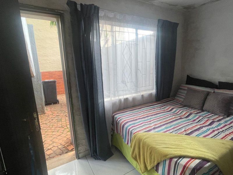 Cozy Bachelor Unit - Photo 2